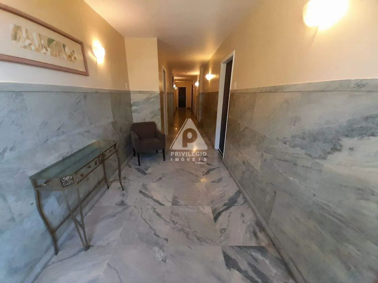 Quarto e sala em rua nobre, silenciosa e arborizada com vista ampla e sol da manhã - Foto 5