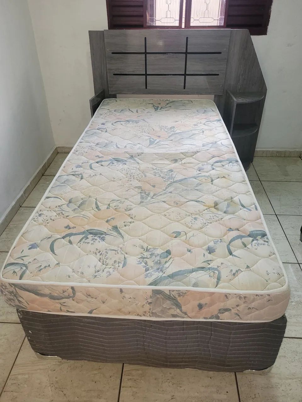 Vendo essa cama de solteiro Box com o colchão usada bem conservada