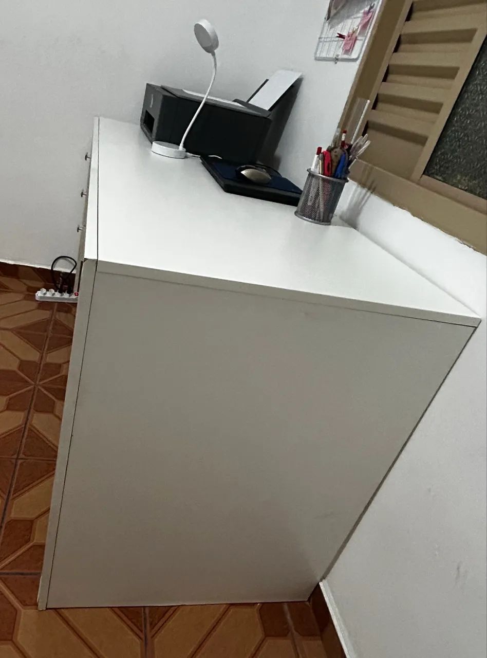 Mesa de escritório branca com 3 gavetas  - Foto 4