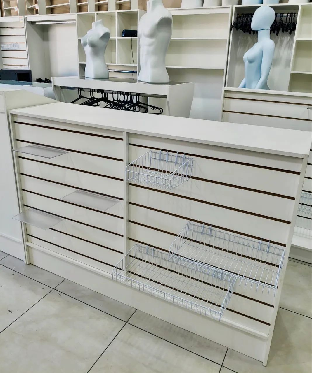 Balcão com painel canaletado. 65704303380483123