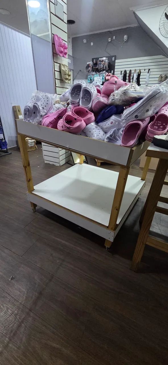 Mesa expositora Loja promoção MDf com rodinhas 