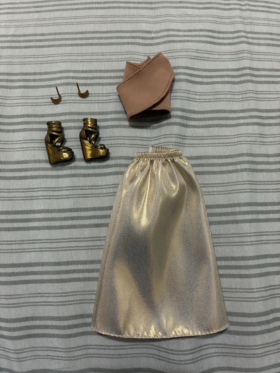 Conjunto de roupas completo da Basics 06 made to move You Create looks acessórios