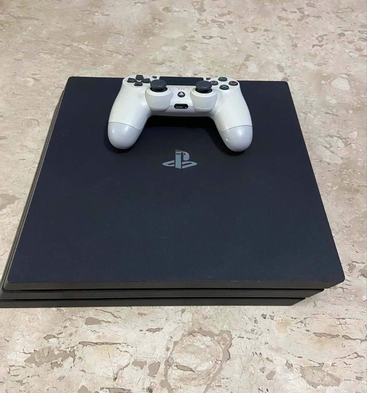 PS4 PRO + 1 CONTROLE