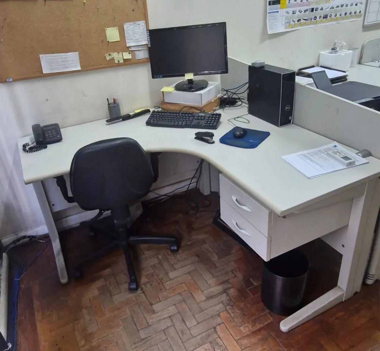 Mesas e armário de escritório - Foto 3