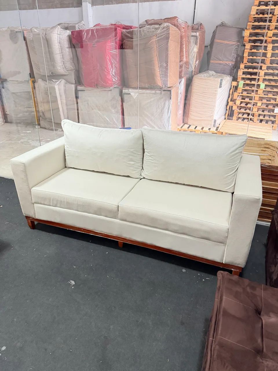 sofá com base em madeira executivo - Foto 5