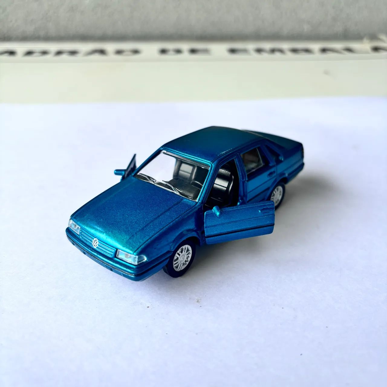 Lote com 4 Miniaturas de Carros Clássicos - Colecionáveis - Foto 2