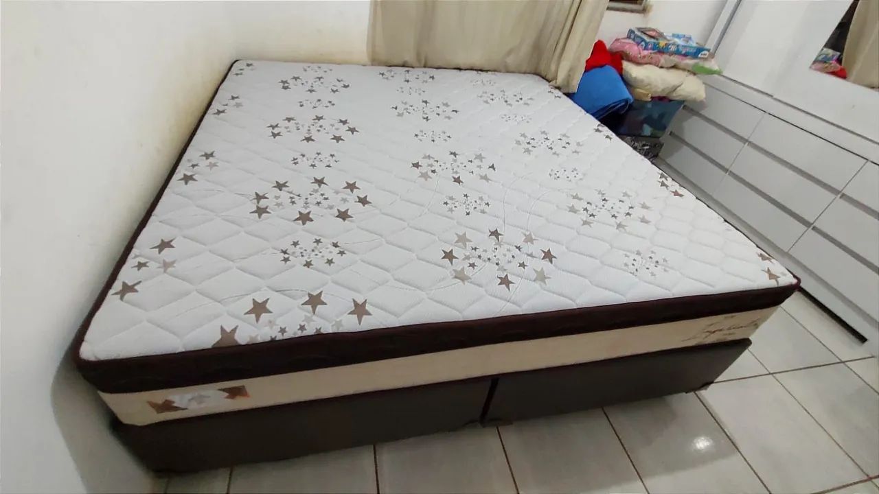 Cama gigante super King com colchão confortável