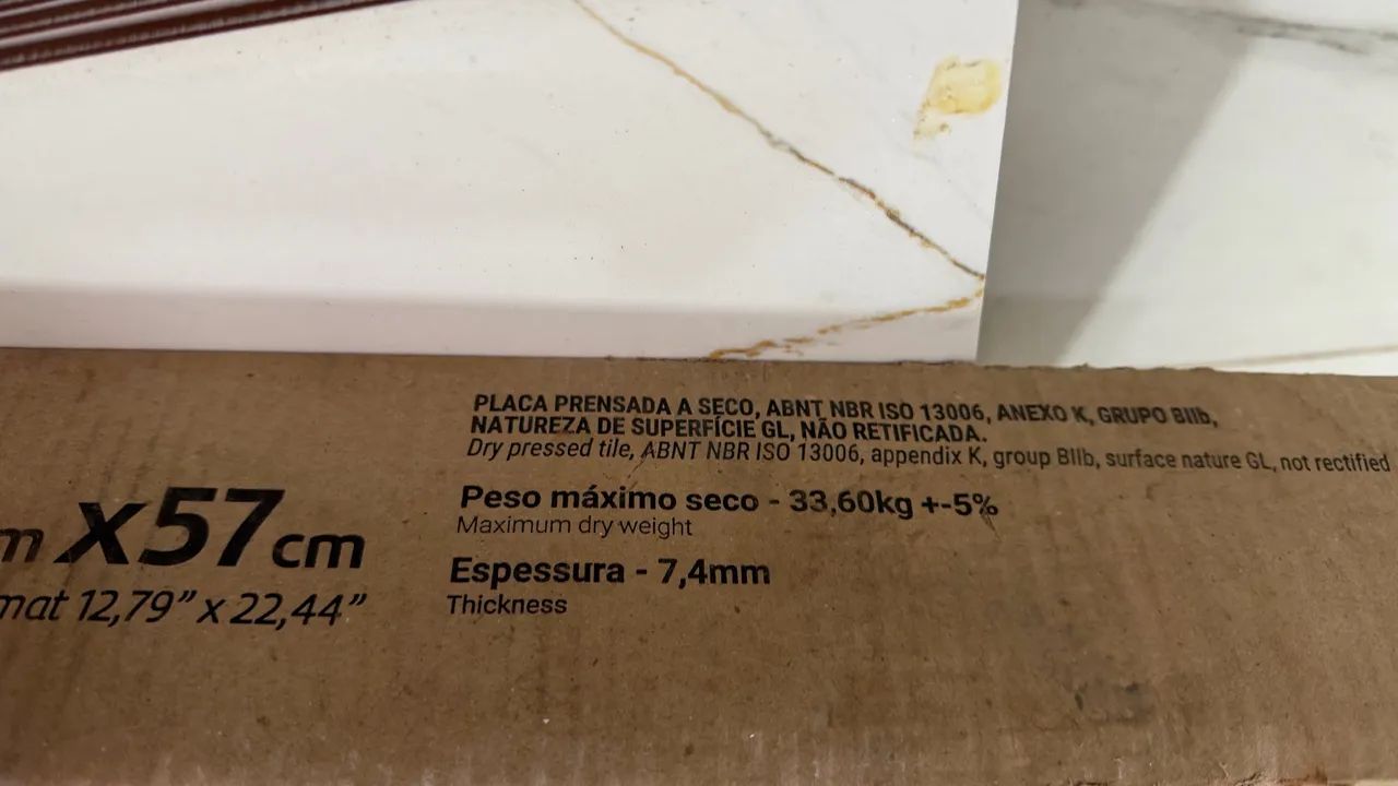 Sobra de piso cerâmico, 25 peças de 32,5 cm X 57 cm, lindo, área total de 4,63 m². 