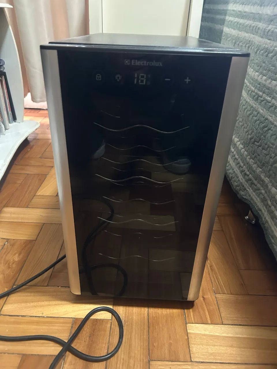 Adega de vinhos - 8 garrafas - Electrolux - Foto 5