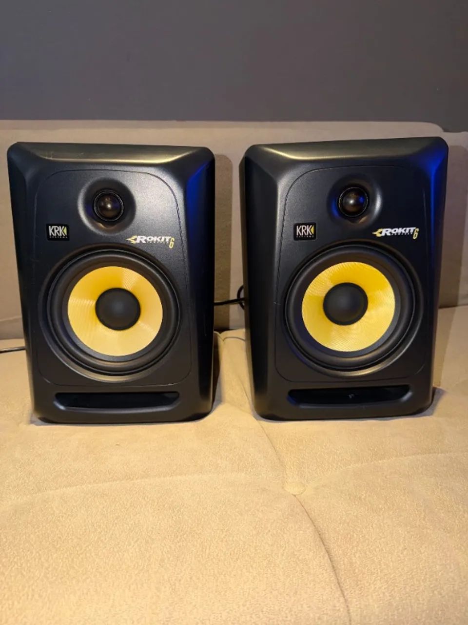 Par de Monitores KRK Rokit 6 + Cabos