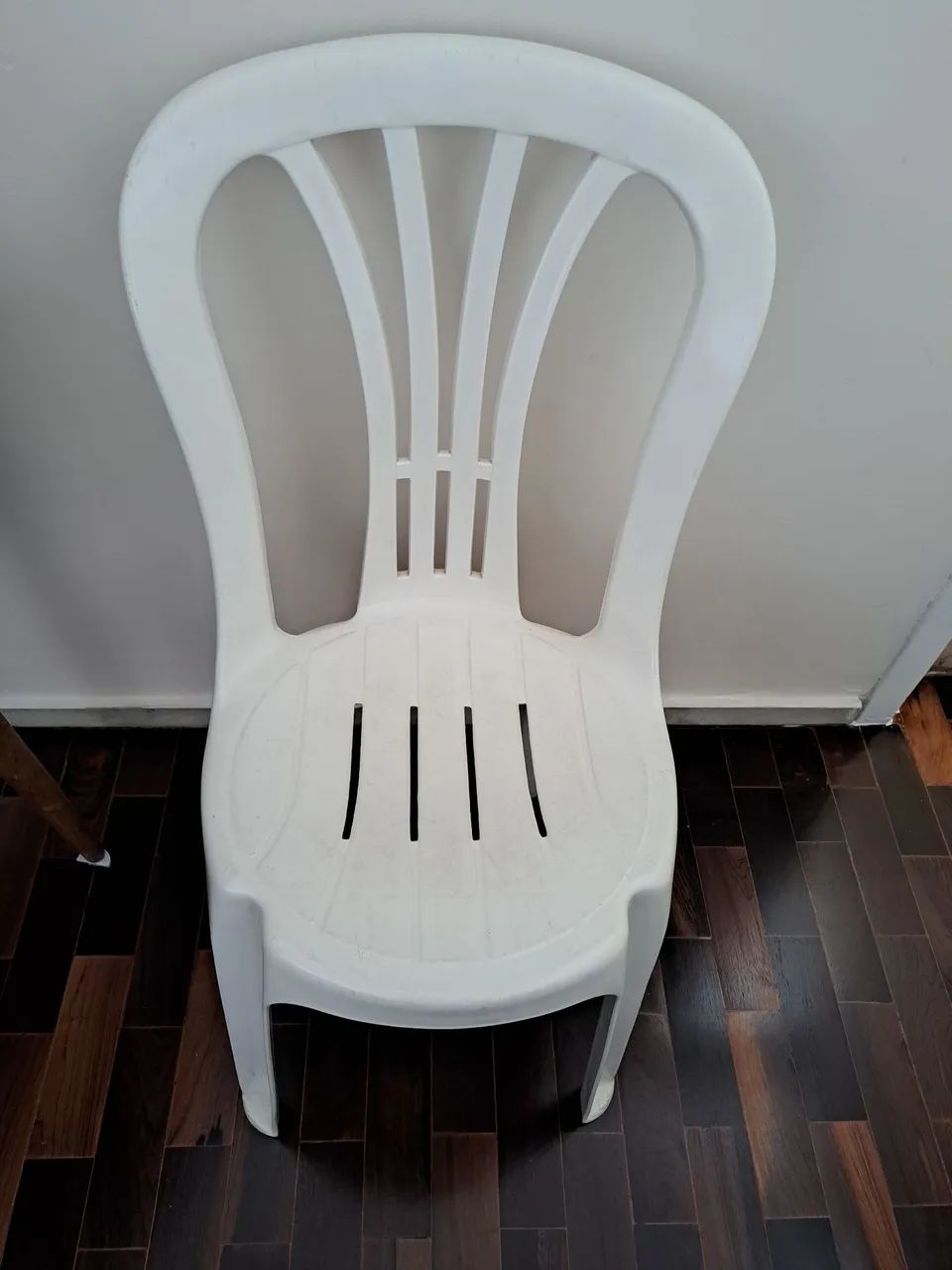 Mesa redonda e duas cadeiras brancas de plástico  - Foto 4