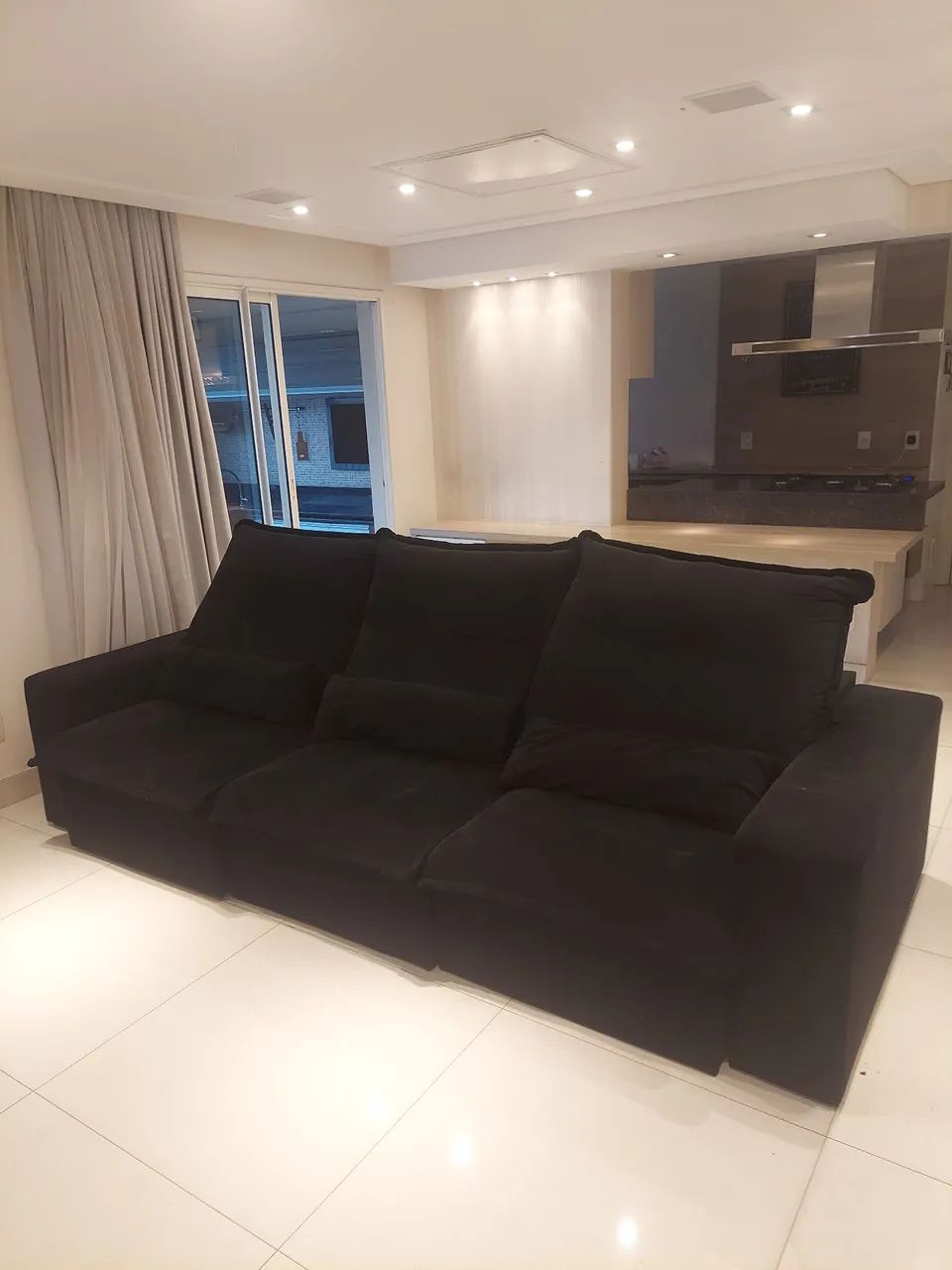 Sofá Retratio em Suede cor preto