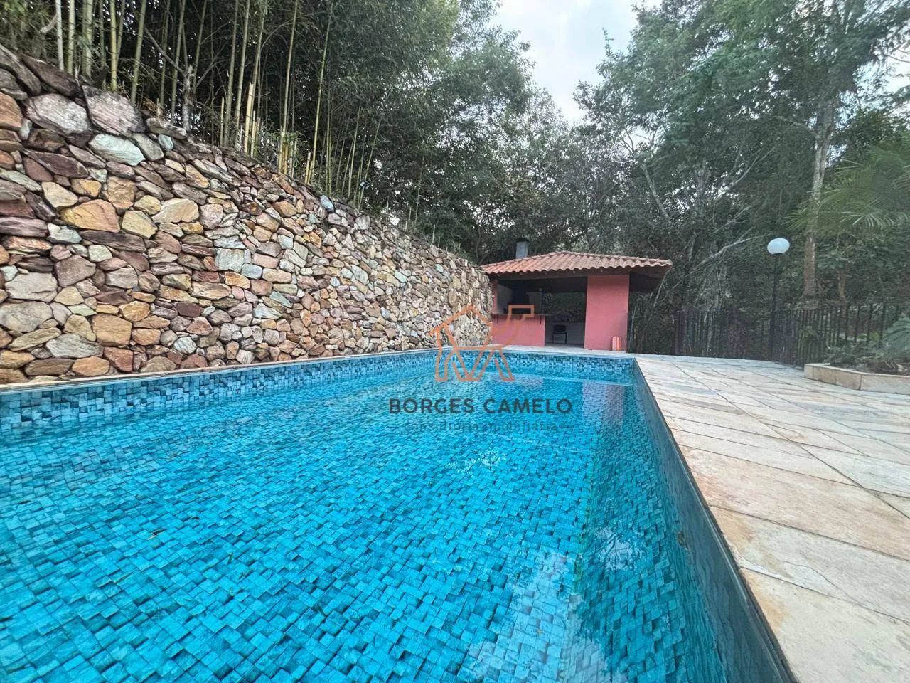 charmosa casa com amplo quintal - Foto 5