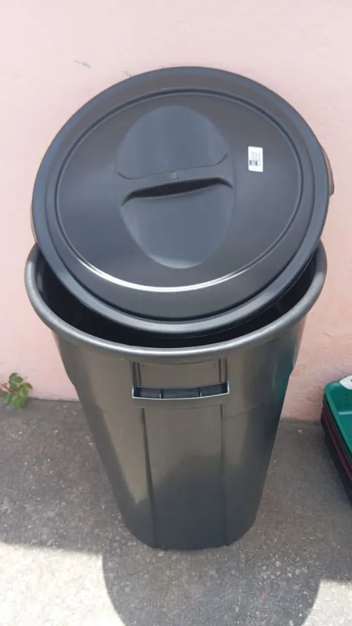 Balde de plástico com tampa 120l - Foto 2