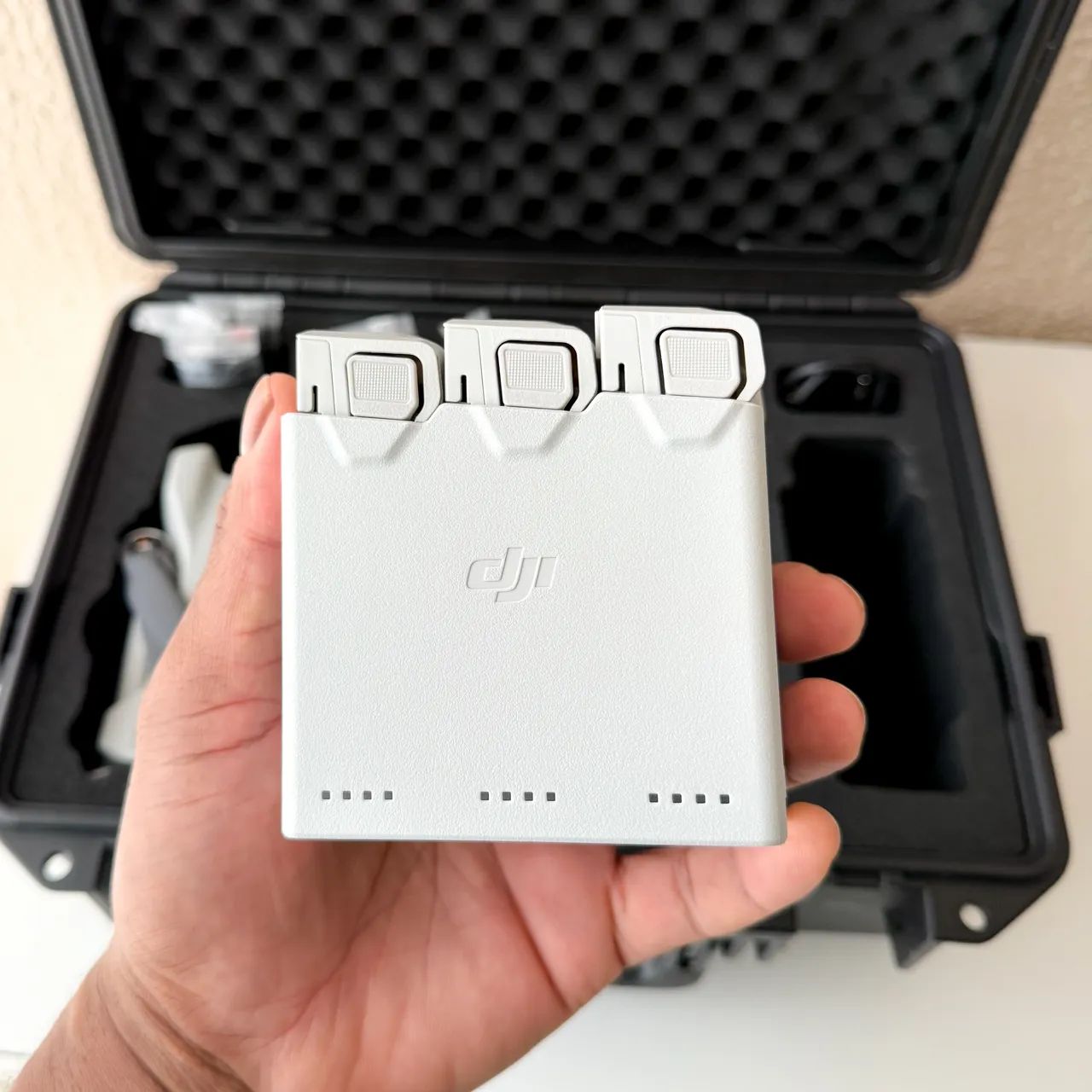 DJI Mini 3 Completo - Controle com Tela e 3 Baterias + maleta rígida e cartão micro sd - Foto 2