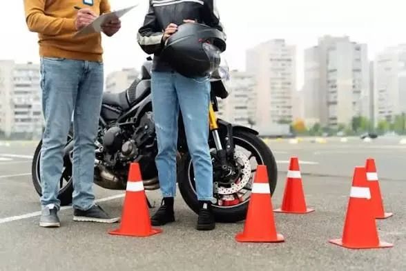 Aula de moto para tirar a CNH  - Foto 2