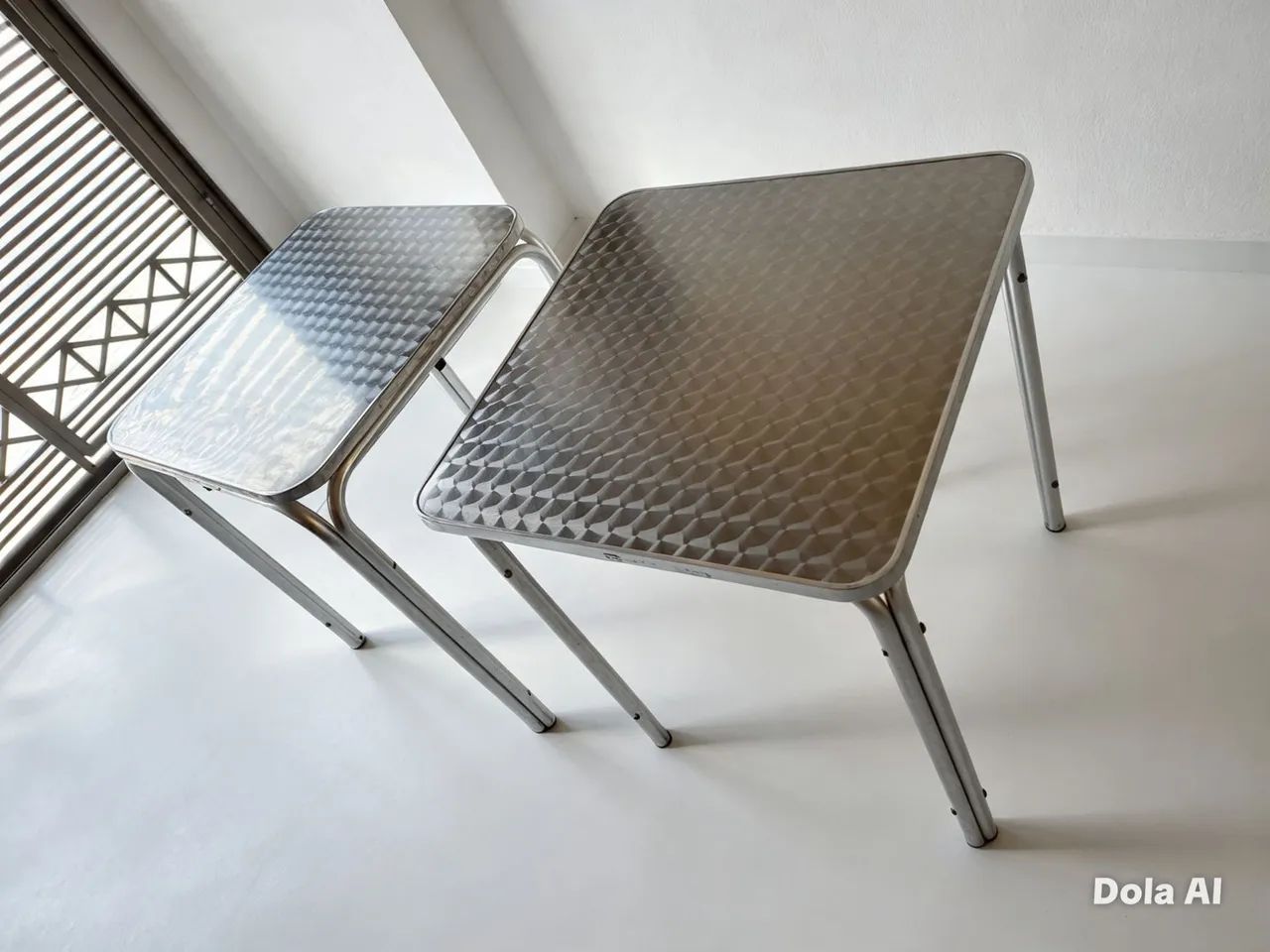 Mesa chamada de aliminio