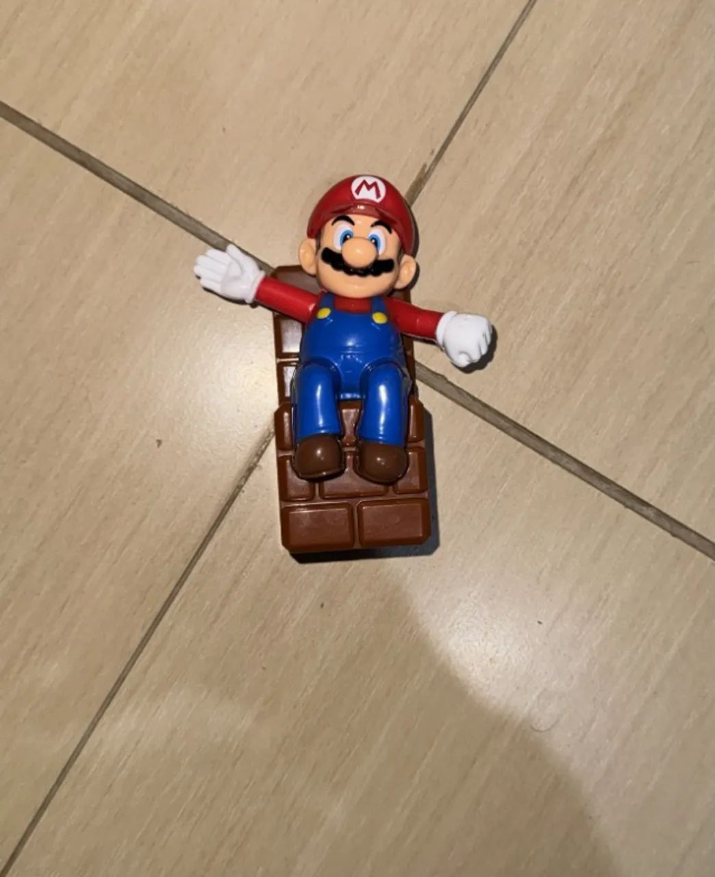 boneco do Mario sentado no bloco, colecionável McDonald's de 2017 - Foto 3