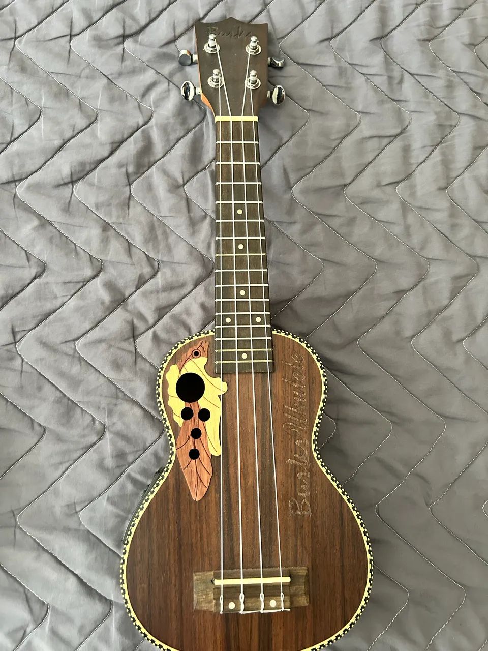 Ukulele Eletroacústico Burks - R$ 250
