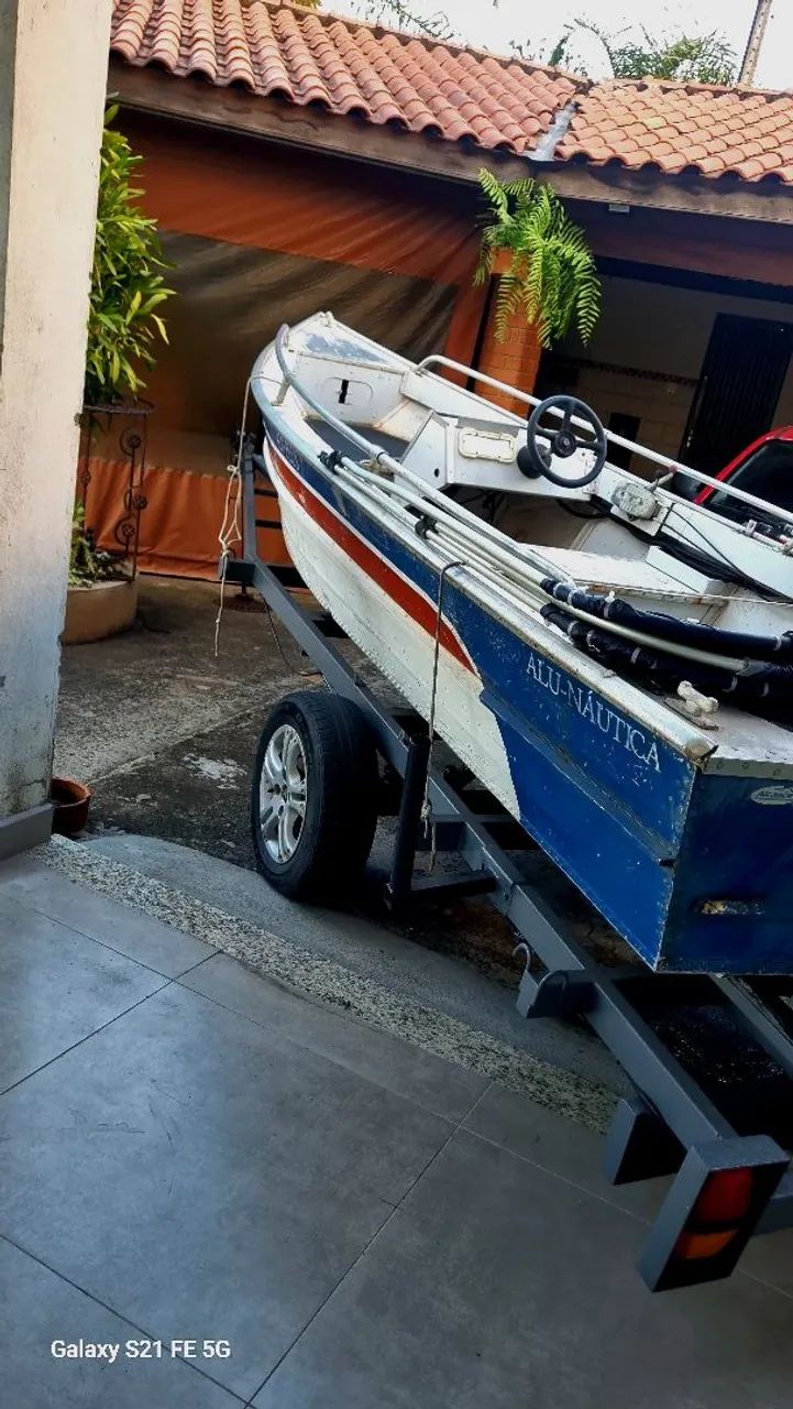 Vende-se Barco com motor e carreta
