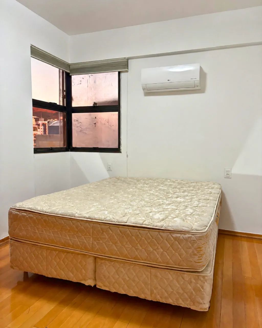 Cama queen Ronconi com colchão, base e estrutura - R$ 300