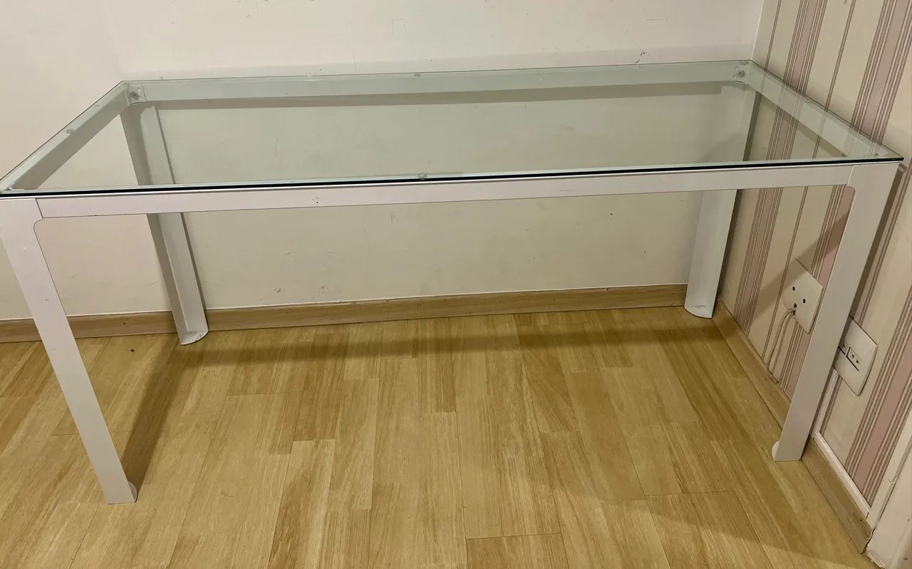 Escrivaninha com base de metal e tampo de vidro medida:1,50x0,60 altura 0,75