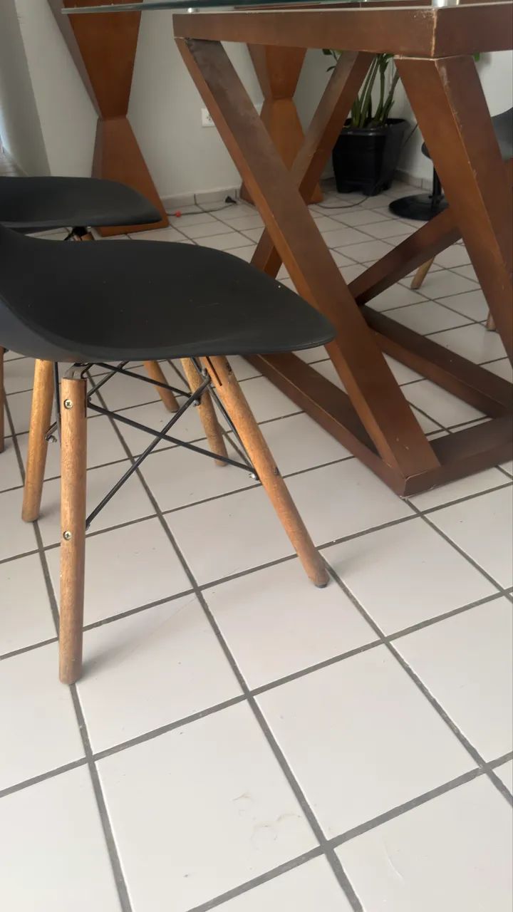MESA DE MADEIRA COM VIDRO TEMPERADO(sem as cadeiras)  - Foto 3