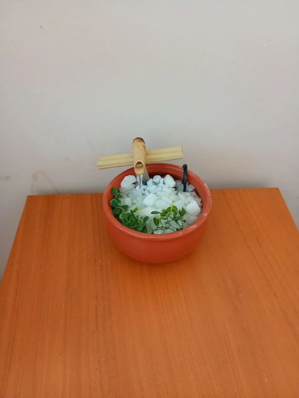 Fonte decorativa com água estilo zen - compacta e linda