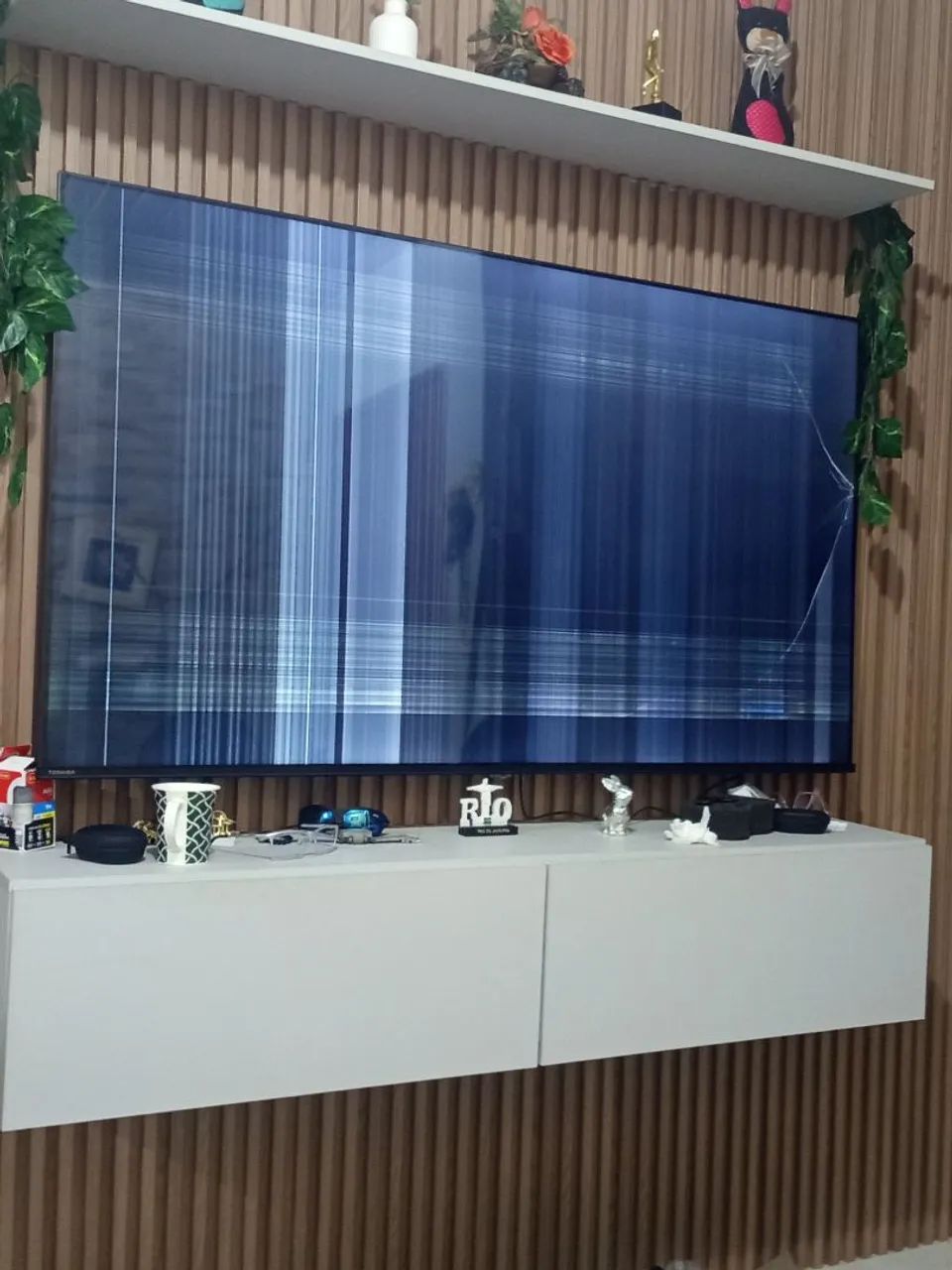 Tv toshiba de 65polegadas comprada,a um mes com  defeio funcionando o sensor controle  - Foto 2