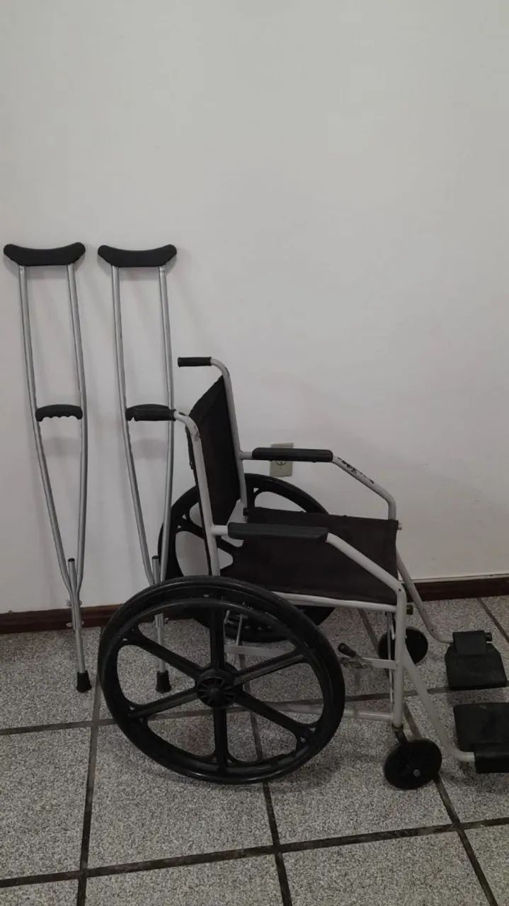 Cadeira de rodas dobrável / Par de Muletas - Foto 2