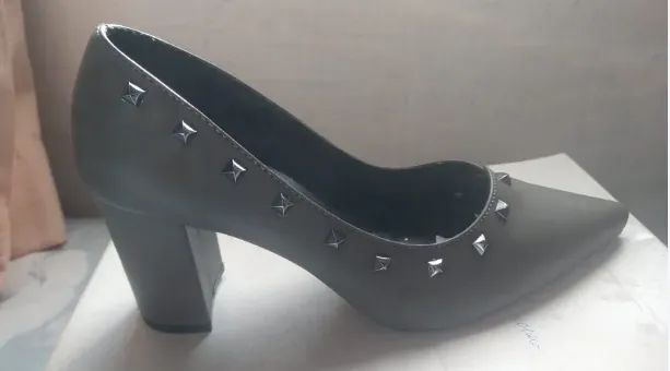 Scarpin Cinza com Tachas - Elegância e Estilo - Foto 3