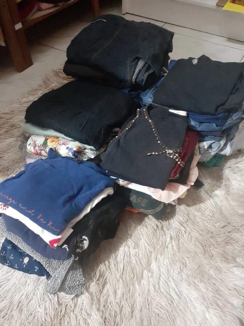 Lote de roupas feminina.