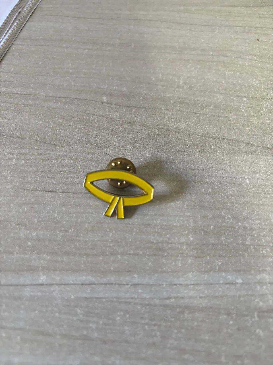 Broche de metal amarelo novo pin