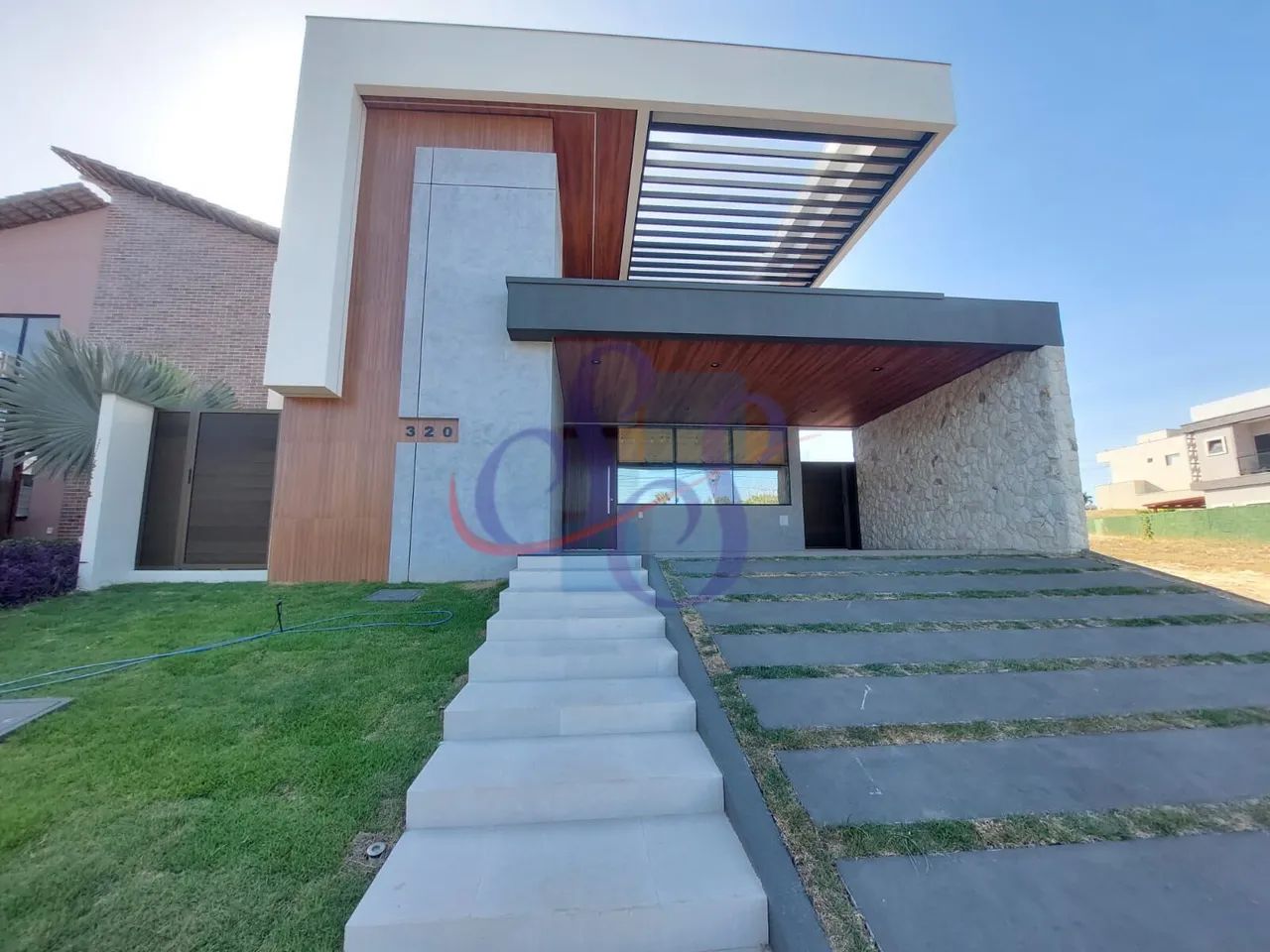 Belíssima casa na Cidade Alpha com 4 suítes