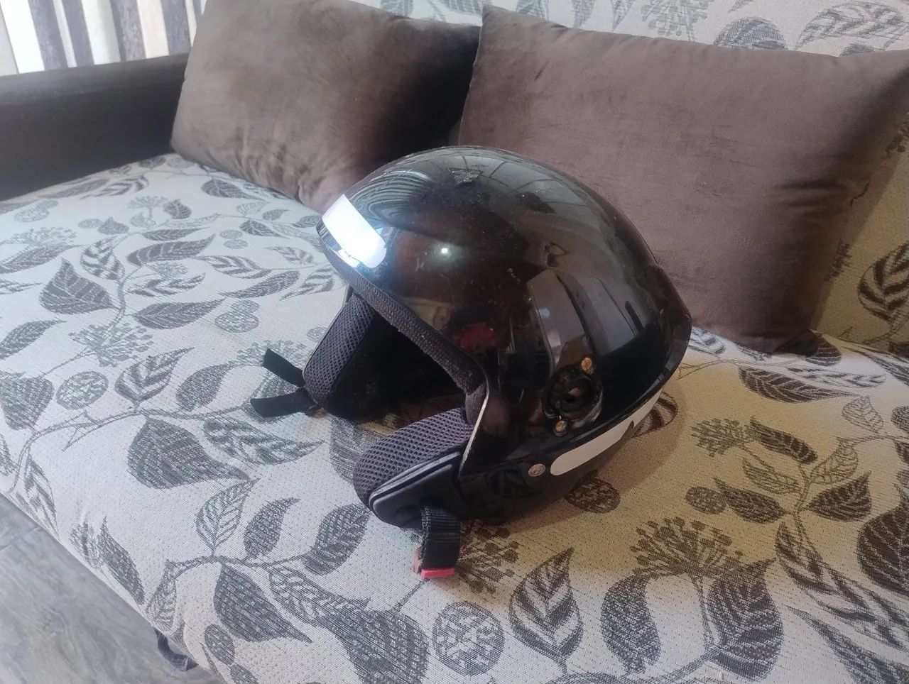 Capacete sem a viseira.