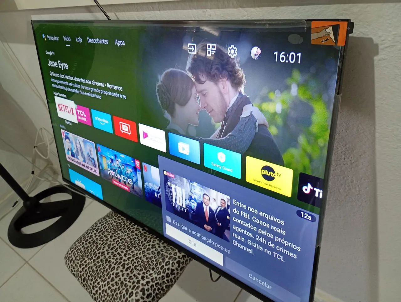 Vendo ou troco uma TV smart 43 polegadas nova no plástico comando de voz - Foto 3