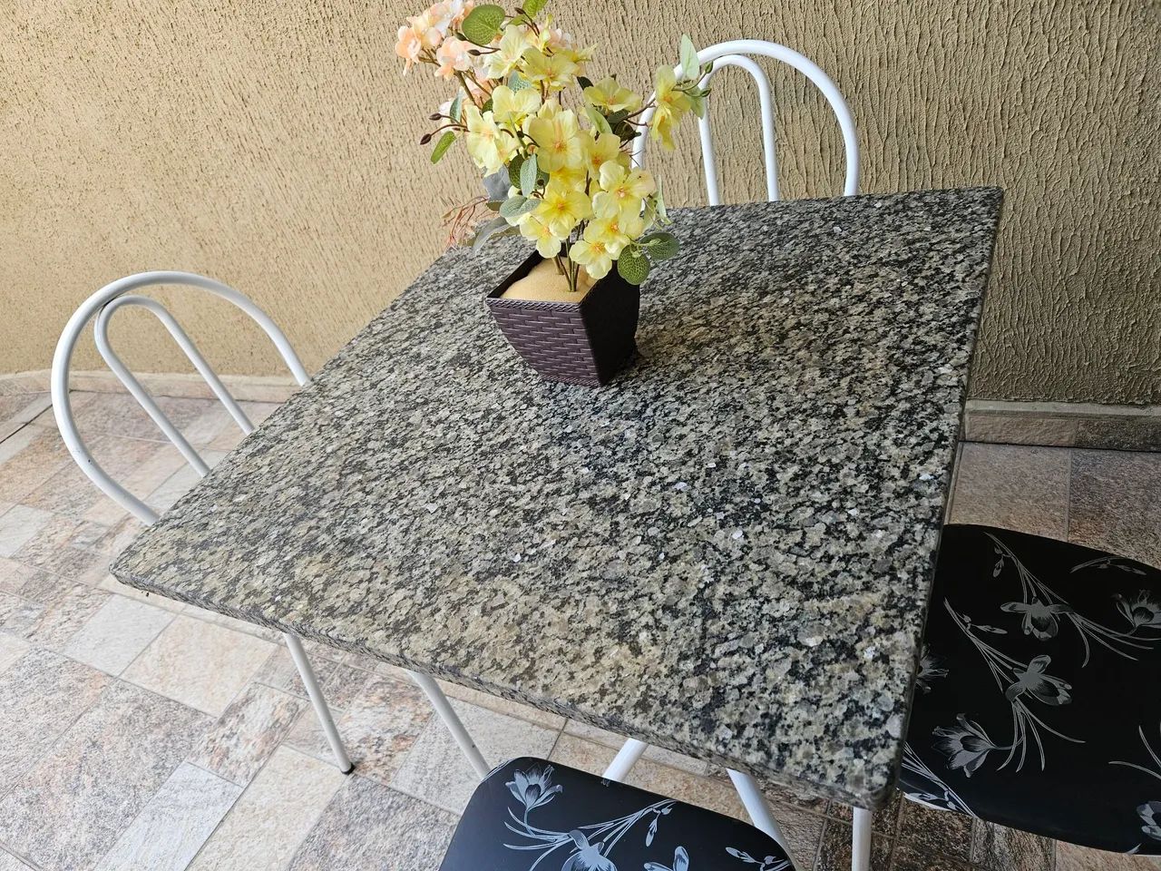 Mesa com 4 cadeiras, Entrego também!!