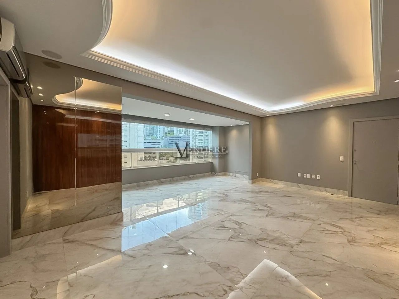 Apartamento reformado no Cond. Four Seasons