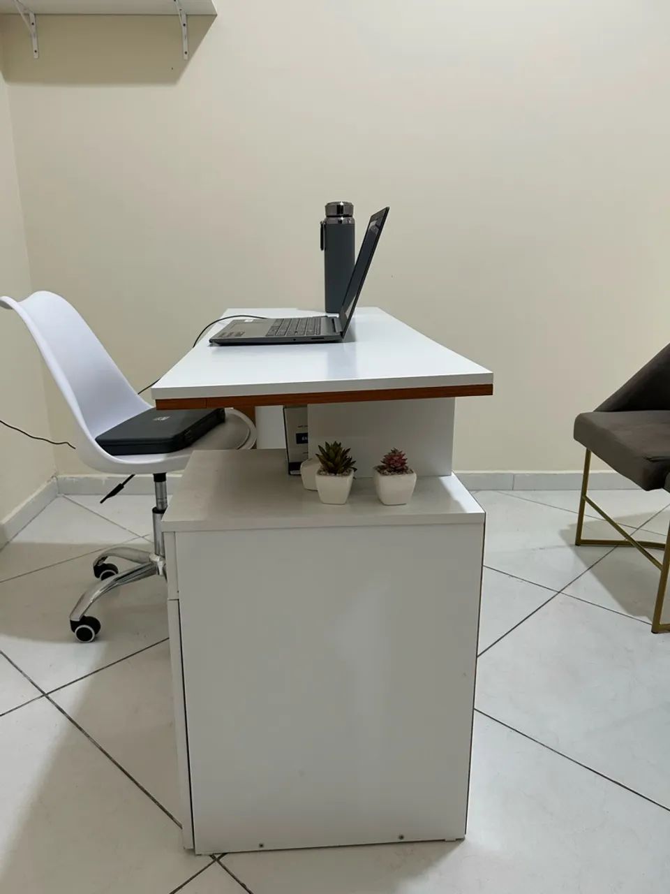 Escrivaninha e cadeira para consultório.