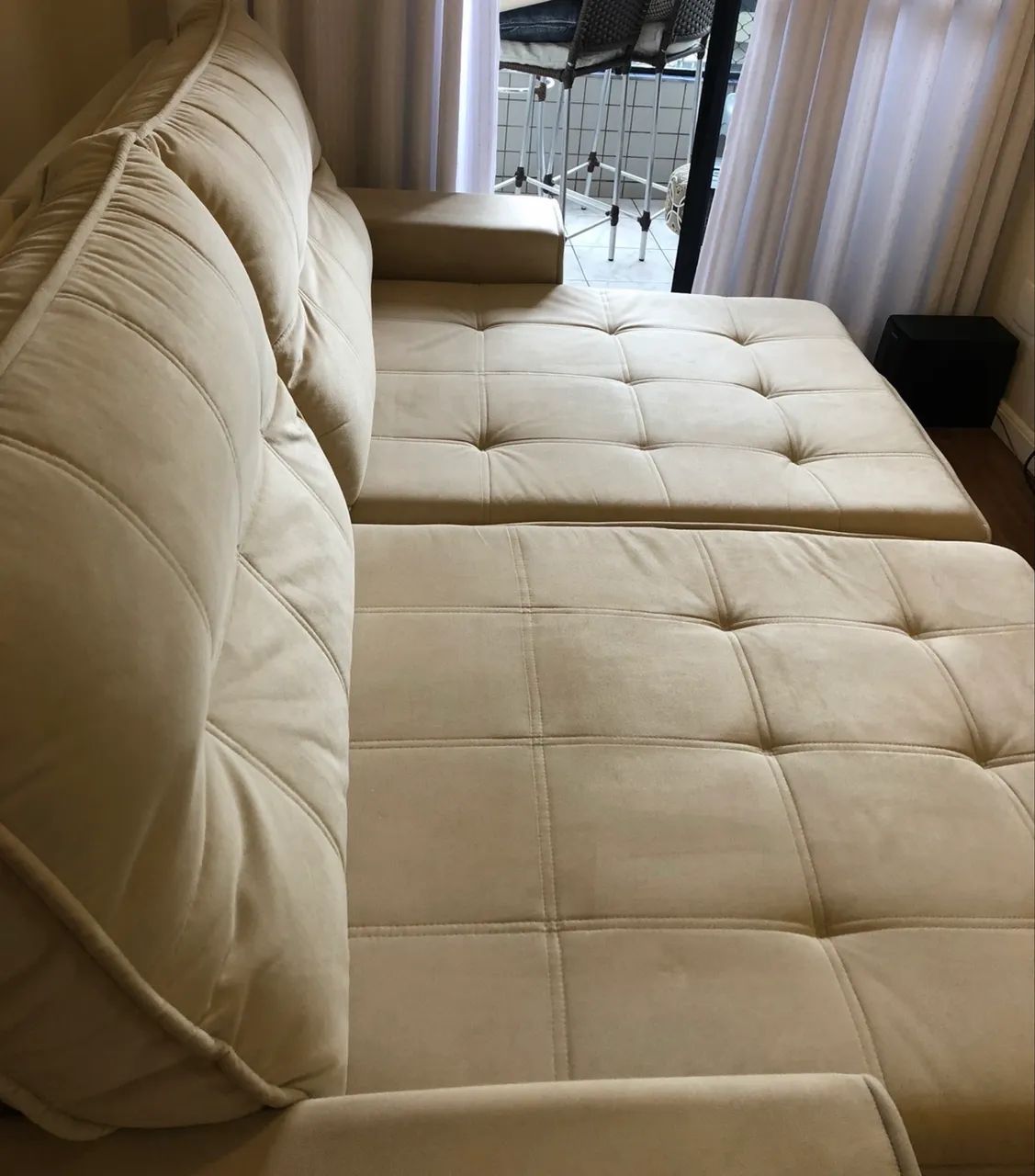 Sofá 2,5 m em suede Off white  - Foto 2