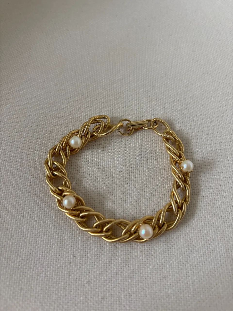 Pulseira dourada com pérolas