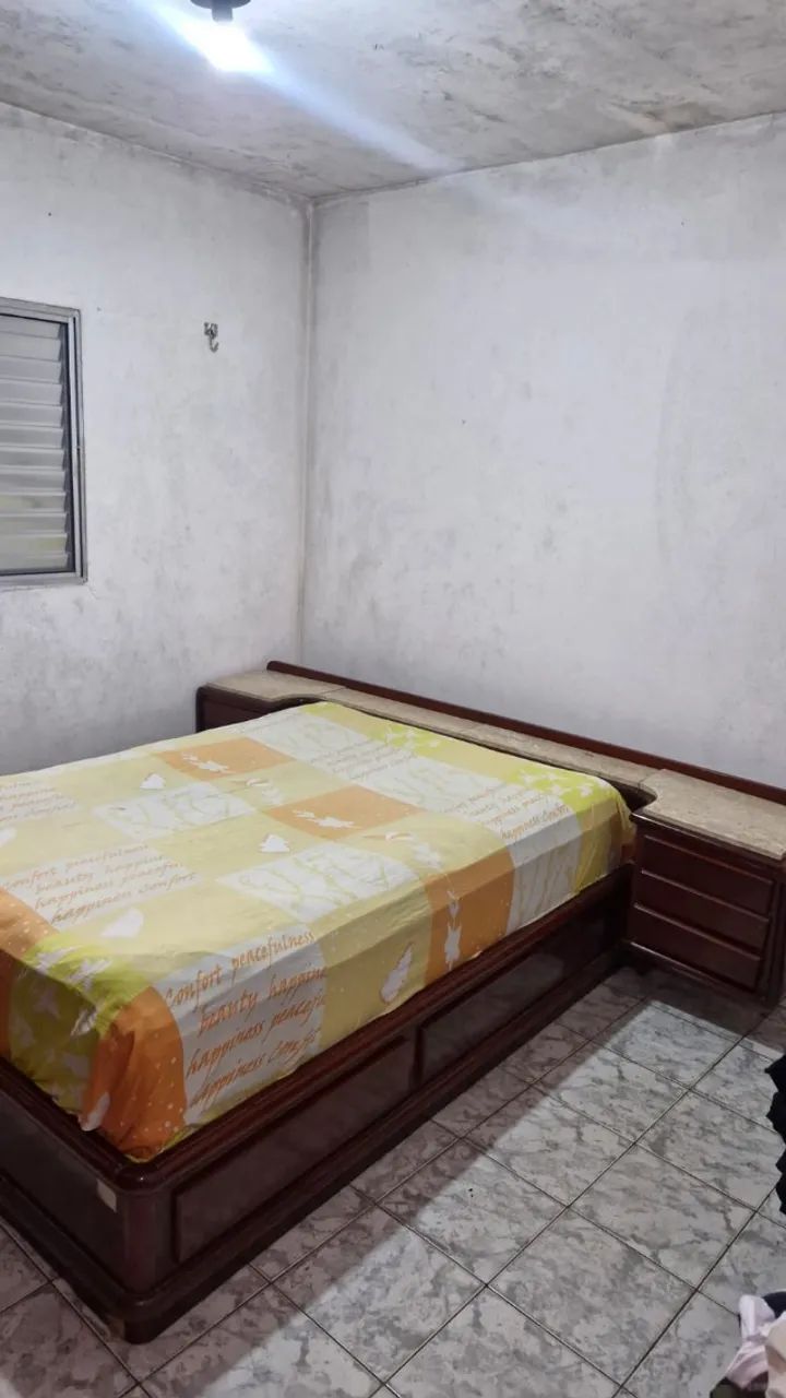 Cama de Casal de Madeira - com 2 criados-mudos e mármore