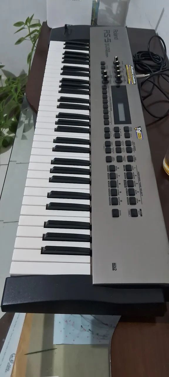 Vendo teclado usado Roland RS- 5 em ótimas condições 