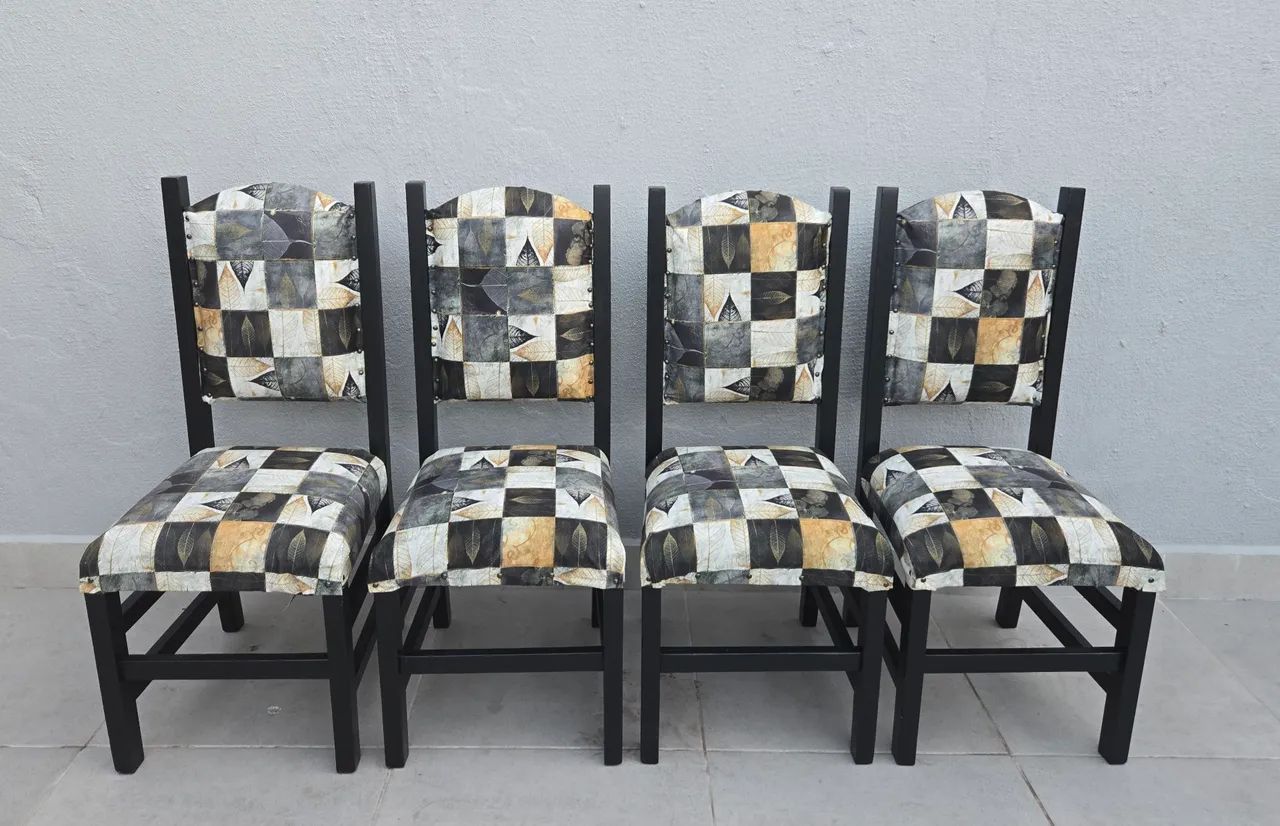 4 cadeiras exclusivas, reformadas artesanalmente, em madeira maciça.