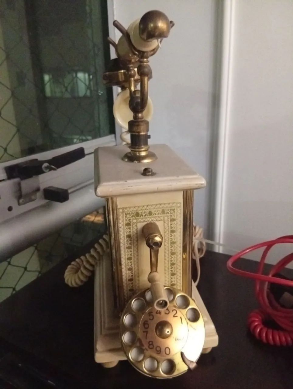 Telefone antigo em madeira  - Foto 4