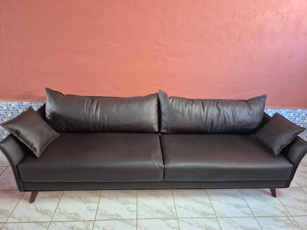 Sofá 4 Lugares - 2,40m - Estofado Refeito em Material de Alta Resistência