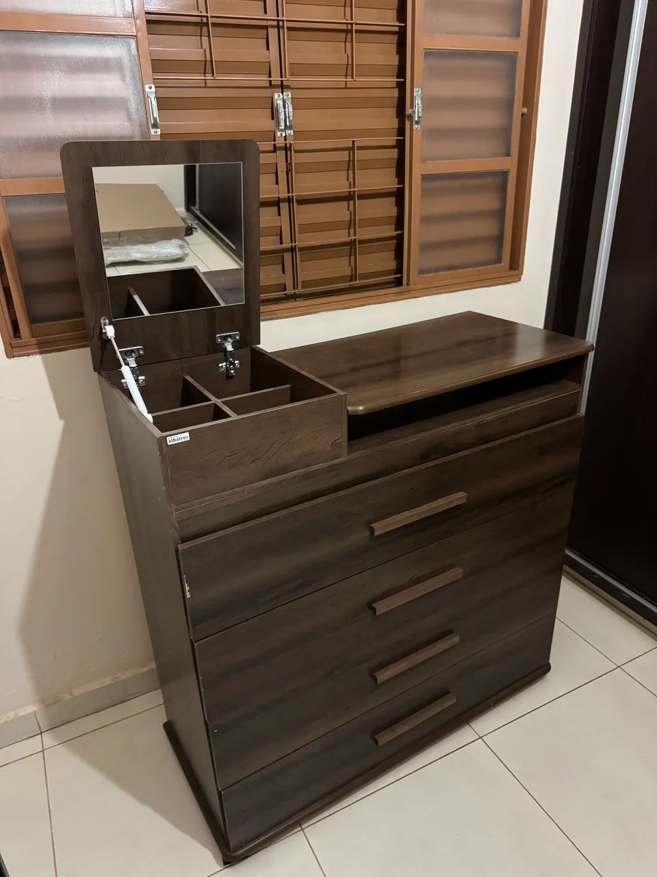 Cômoda 4 gavetas