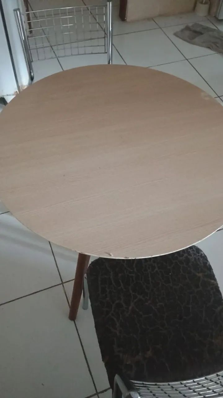 Vendo mesa com 2 cadeiras  - Foto 2