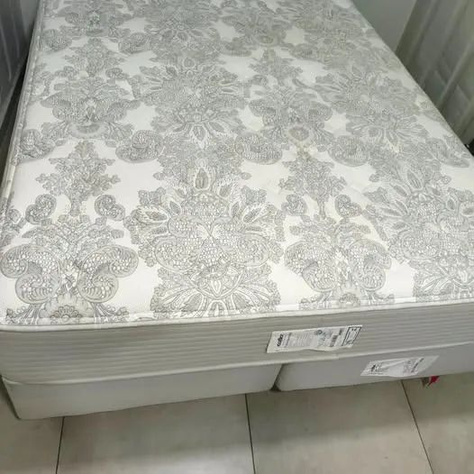 Cama box Queen completa Ecoflex, em ótimo estado!
