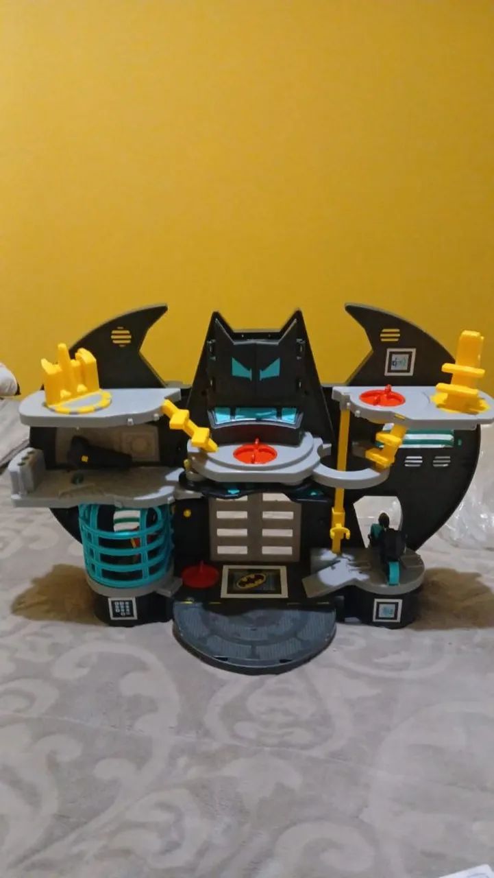 Caverna do Batman + 2 bonecos e acessório